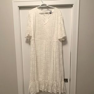 Elegant white short sleeve dress.